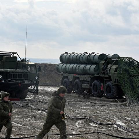Учебная тревога: ЗРК С-400 уничтожили цели "противника" в небе над Крымом  